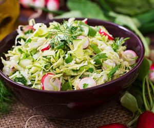 Szatkuję młodą kapustę i skrapiam ją lekkim sosem. Ta wiosenna surówka jest łatwa i szybka 