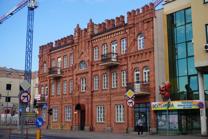 To najpiękniejsza kamienica w Białymstoku. Ceglana fasada z XIX wieku błyszczy do dziś