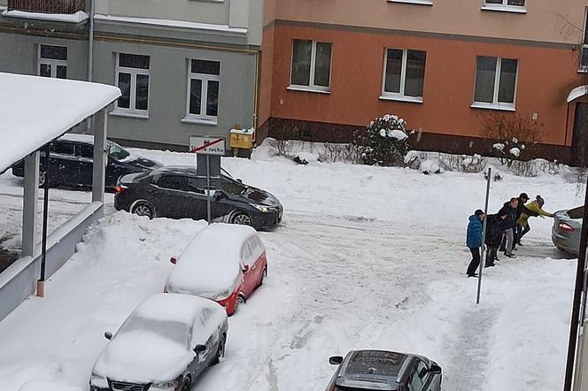 Zimowa katastrofa w Białymstoku. Miasto pod śniegiem. Prezydent: Rekordowe od 9 lat opady śniegu [WIDEO]