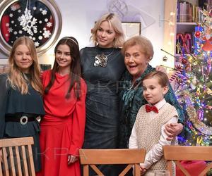 Święta w M jak miłość - odcinek specjalny. Lenka (Olga Cybińska), Basia (Karina Woźniak), Ania (Gabriela Świerczyńska), Barbara (Teresa Lipowska), Misiek (Aleksander Bożyk)