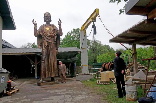 Pomnik Chrystusa Króla odlano w brązie, figura ma 5,5 m wysokości, waży niecałe 2 tony.