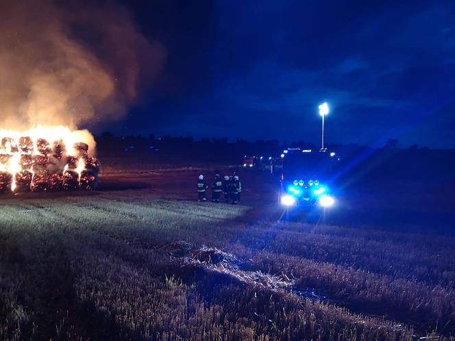 Ogromny pożar stogu słomy w Mąkowarsku!