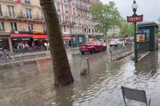 Bardzo silne burze z gradem w Paryżu. Zalane ulice i stacje metra