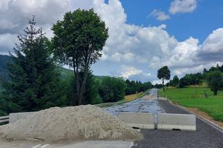 DK28 w Kasinie Wielkiej nieprzejezdna od miesięcy. GDDKiA Kraków zbada osuwisko