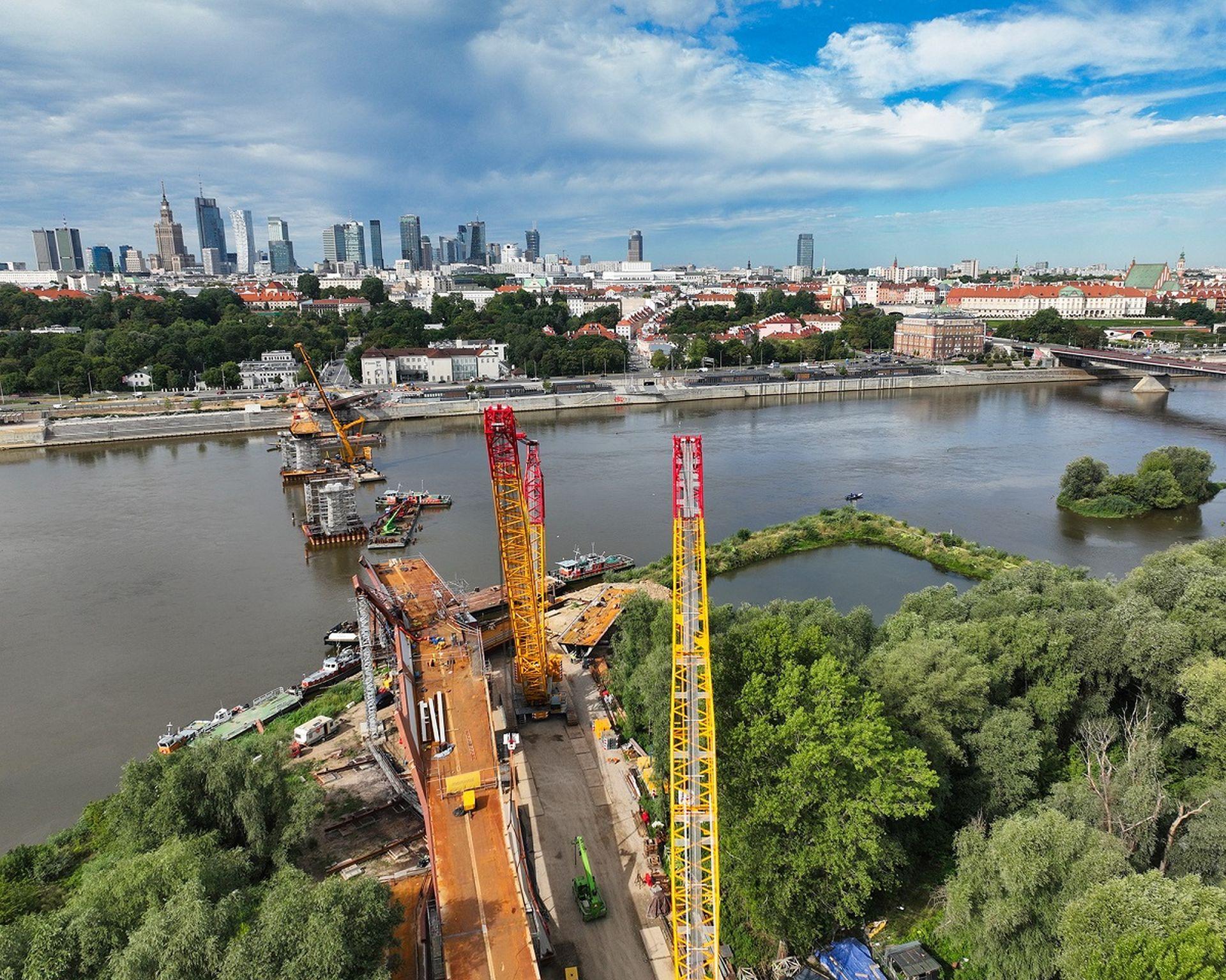 Kładka przez Wisłę w Warszawie: montaż ustroju nośnego