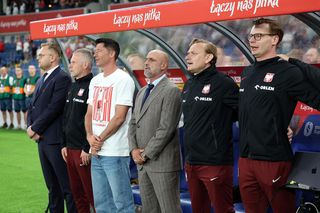Odpicowany w ulicznym stylu wczesnych lat 90-tych Robert Lewandowski wparował na ławkę rezerwowych na mecz Polska – Mołdawia. Spójrzcie na napis na koszulce [GALERIA]