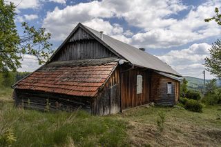 Zrujnowana chata z 1936 roku przemieniła się w dom marzenie. Jak adwokaci stworzyli perełkę na Pogórzu Rożnowskim