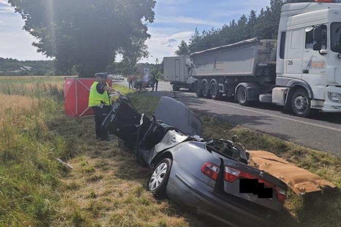 Wypadek koło Bełchatowa. Seat rozpadł się na kawałki