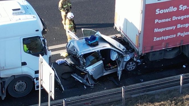 Wstrząsający wypadek pod Żyrardowem. Skoda zmiażdżona między dwoma tirami