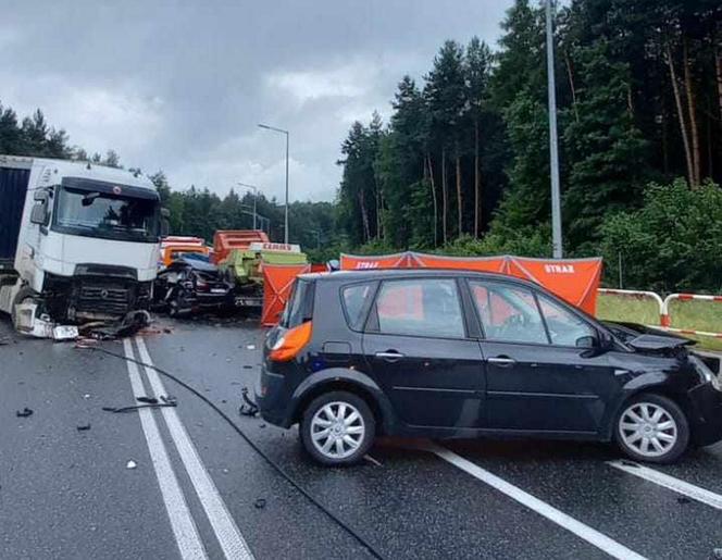 Zderzenie 5 samochodów na zjeździe z A4, jedna ofiara śmiertelna