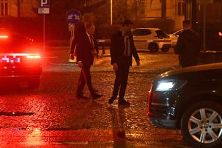 Donald Tusk i Borys Budka pod siedzibą PO