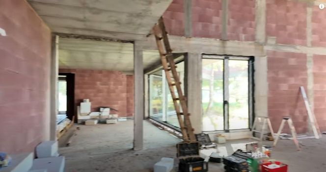 Michał Wiśniewski na budowie swojego domu