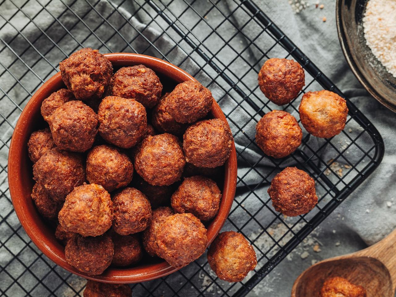 Klopsiki w orzechowej panierce – pyszna przekąska na ostro. Kluczem jest dip