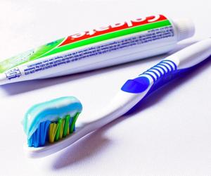 Co oznaczają kolorowe paski na tubkach past do zębów? Obalamy mity