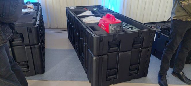 System bezzałogowych statków powietrznych klasy mini kryptonim "Wizjer" spakowane w skrzyniach transportowych 