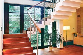 schody wewnętrzne z trzema biegami