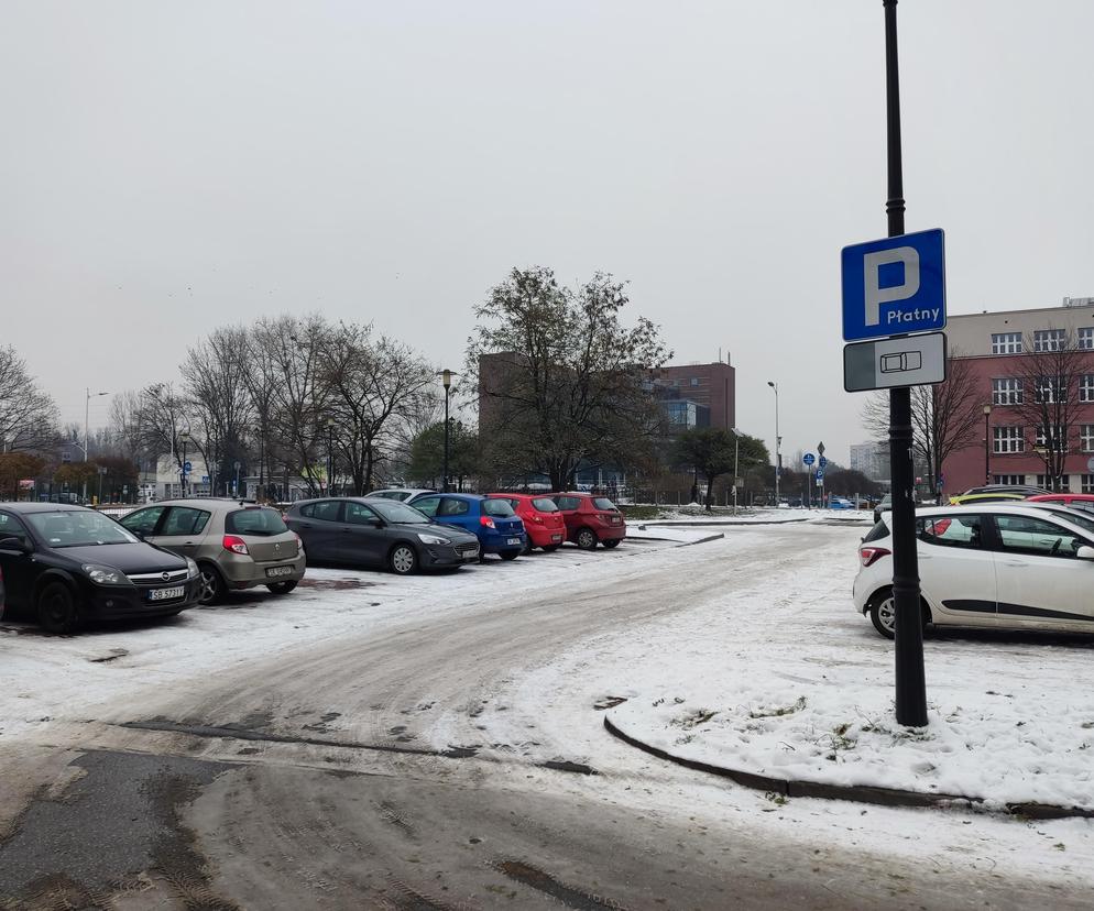 Parkowanie w Katowicach: Studenci UE nie zawalają już parkingów