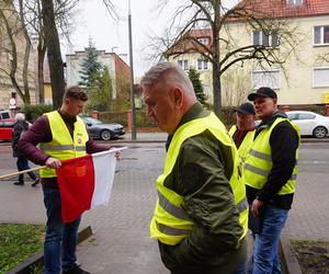 Protest rolników 4 kwietnia w Olsztynie. Strajkujący zostawili ministrowi Kulaskowi butelkę z nawozem