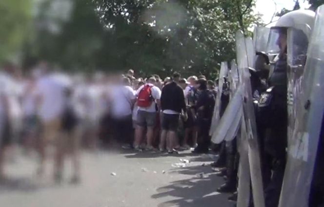 Służby opublikowały szokujące nagranie. Kibice rzucali w policjantów szklanymi butelkami. „Zatrzymali blisko 100 osób”.