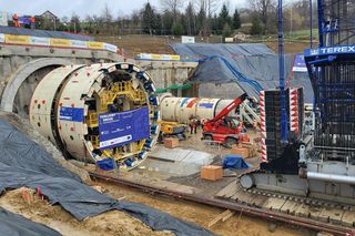 Wielkie chińskie maszyny TBM drążą najdłuższy tunel kolejowy w Polsce
