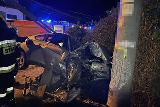 Szaleńcy rajd ulicami Wólki Radzymińskiej. Samochód uderzył w dwa słupy energetyczne. Jedna osoba ranna