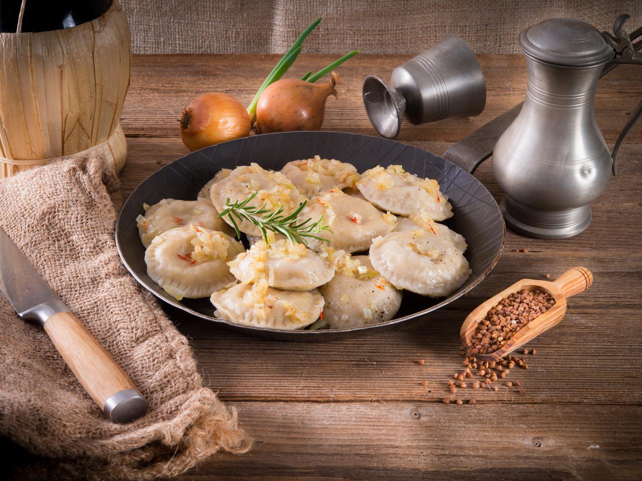 Pierogi z kaszą gryczaną: przepis na oryginalną wersję tradycyjnego wigilijnego dania