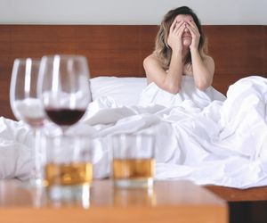 Zdradzamy sekret farmaceutów. Zawsze to piją, by uniknąć kaca