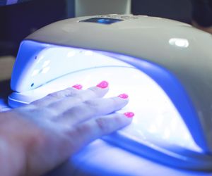 Ekspertka ostrzega przed popularnym manicure. Zwiększa ryzyko raka?