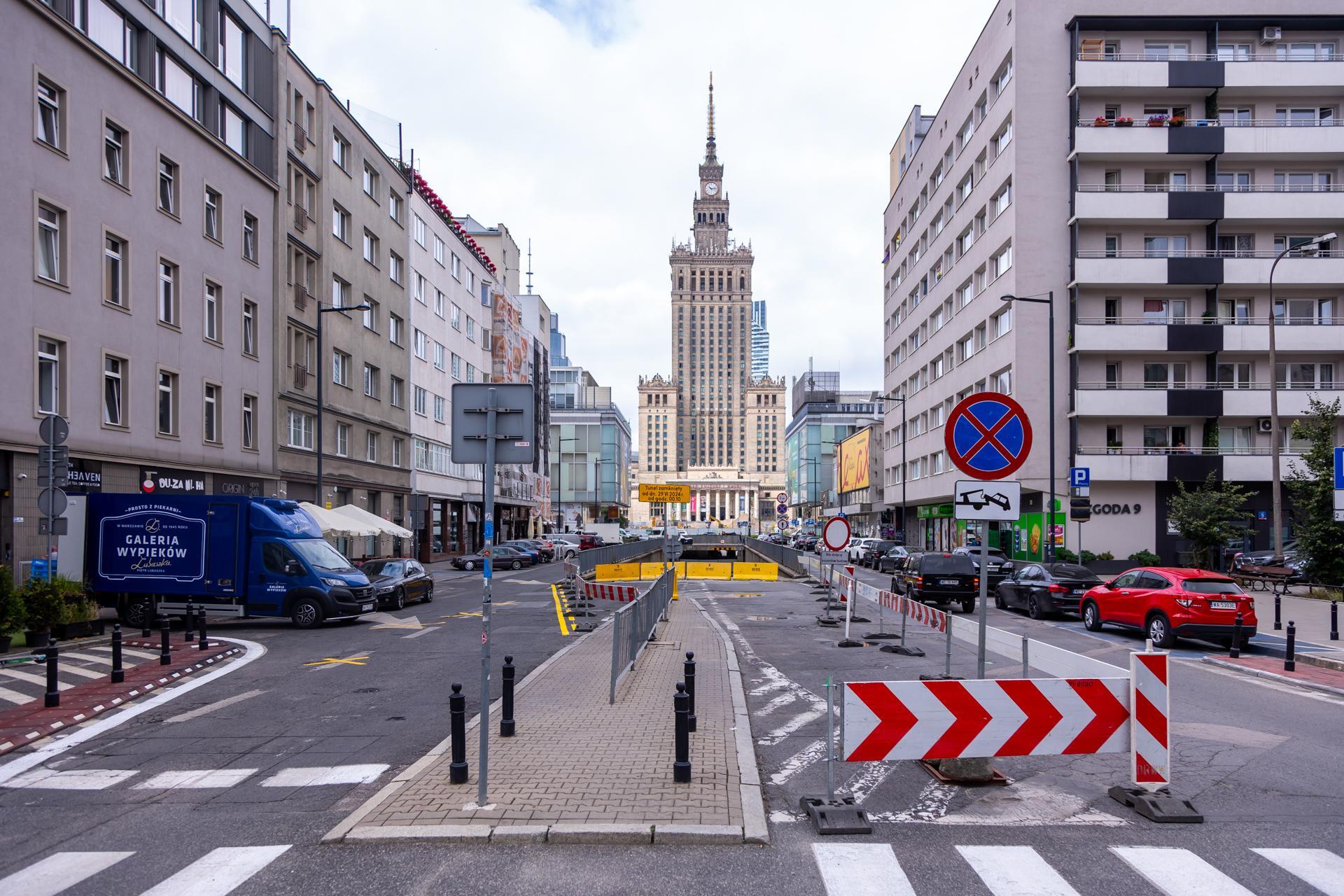 Zamknięty tunel pod ul. Marszałkowską w ciągu ul. Złotej