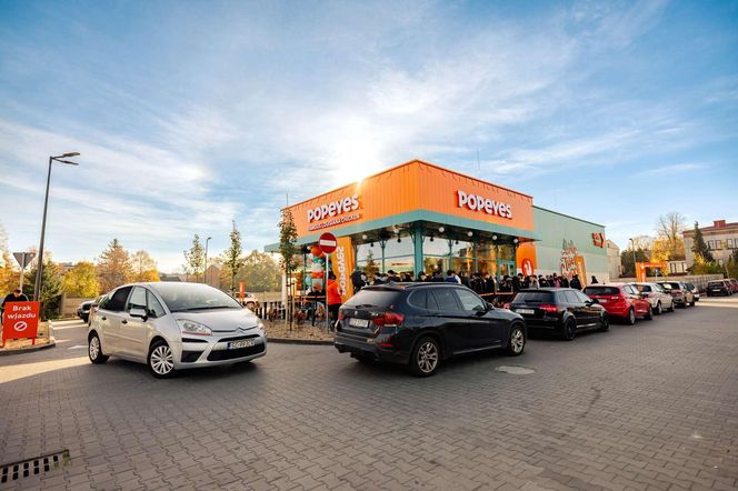 Czekali na to nawet 10 godzin! Szaleństwo na otwarciu Popeyes w Częstochowie