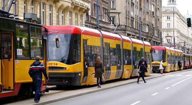 Wykolejony tramwaj na Rondzie Radosława. Gigantyczne utrudnienia i objazdy