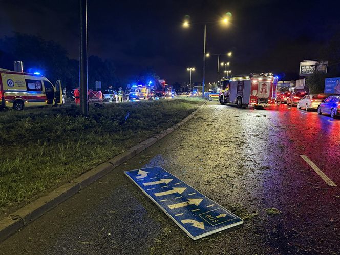  Tragedia na Modlińskiej. Dwie osobówki roztrzaskane. Są ofiary śmiertelne