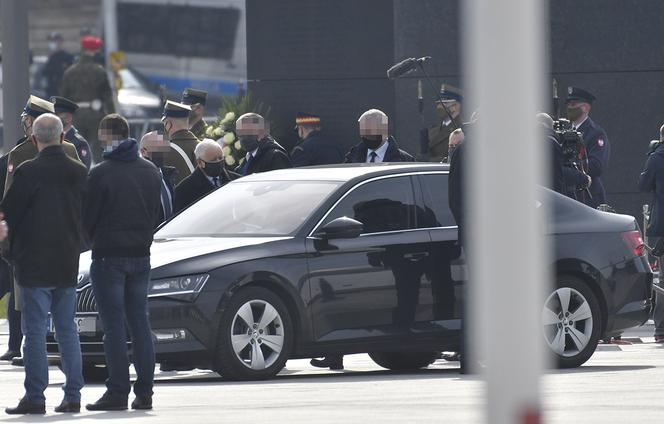 Jarosław Kaczyński podczas uroczystości złożenia kwiatów pod pomnikiem Ofiar katastrofy smoleńskiej, na pl. Piłsudskiego w Warszawie