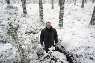 Archeolog, członek zespołu badawczego Wdeckiego Parku Krajobrazowego Olaf Popkiewicz w miejscu pozostałości obozowiska oddziału Armii Krajowej na terenie Wdeckiego Parku Krajobrazowego w Lipinkach,