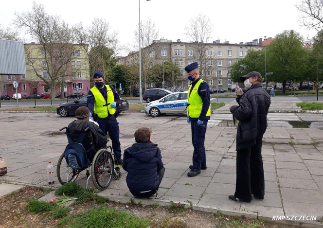 Policjanci rozdają maseczki bezdomnym