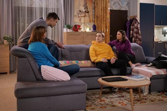 Pierwsza miłość, odcinek 3775. Anka (Anna Pentz), Biały (Igor Paszczyk), Iga (Waleria Gorobets), Filip (Dominik Smaruj),