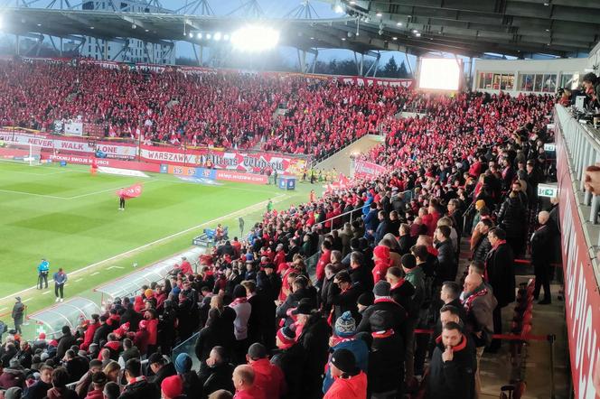 Legia vs. Widzew. Na stadionie w Łodzi zbierają się kibice