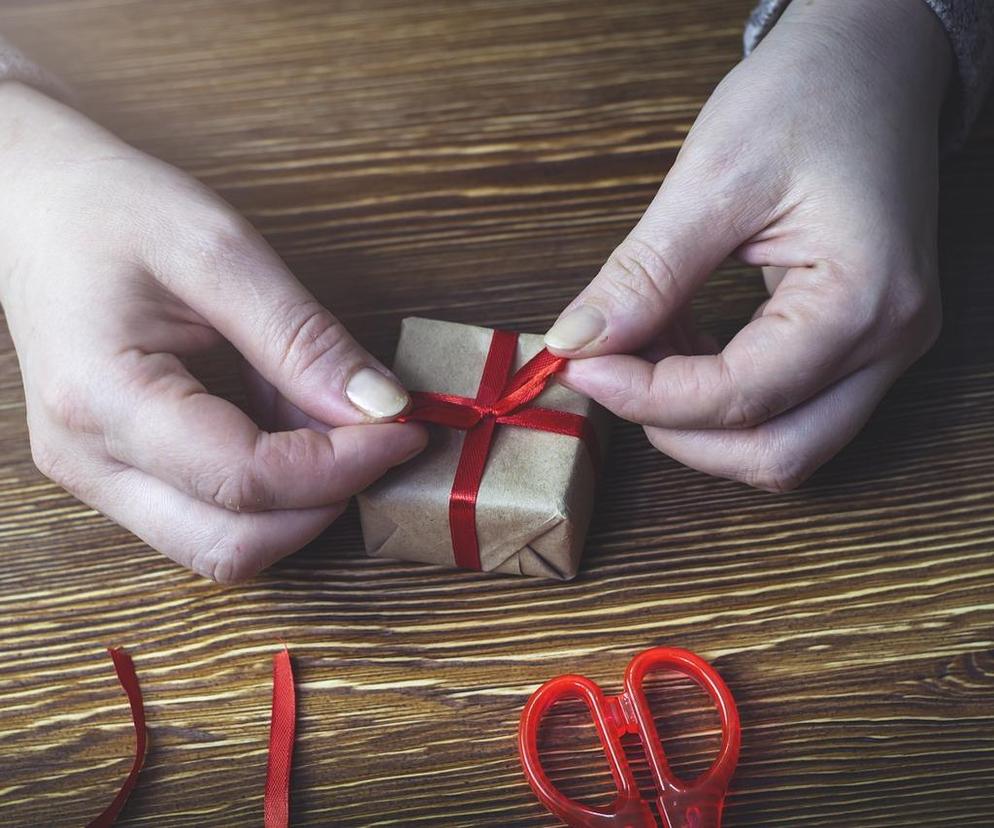 Jak zapakować prezent na święta Bożego Narodzenia? To proste i skuteczne sposoby! 