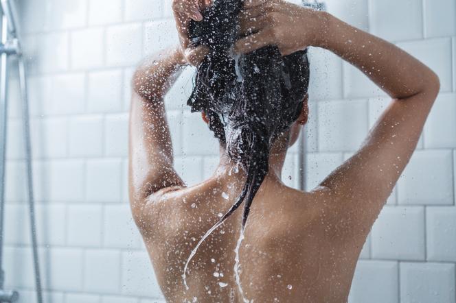 Kobieta bierze zimny prysznic