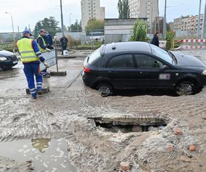 Droga zapadła się pod samochodem