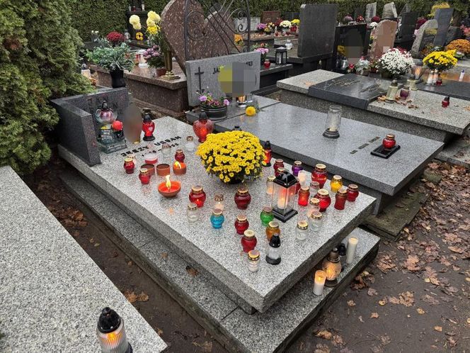 Grób Jerzego Urbana w Zaduszki. Niewiarygodne, co mu położyli na płycie!