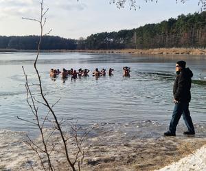 Lodowata woda im niestraszna! Za nami kolejne morsowanie w Pieckach pod Bydgoszczą