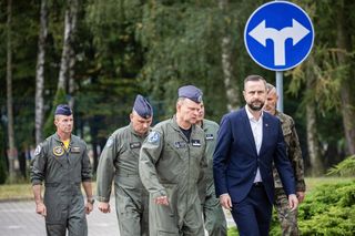 Szef MON po katastrofie F-16 w Radomiu. Rodzina mjr. Krakowiana otoczona opieką