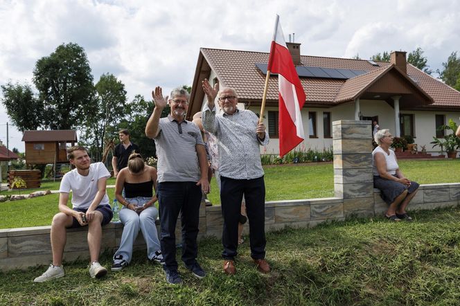 Karol i Marta Nawroccy na obiedzie u rodziny spod Kolbuszowej, na stole same smakołyki