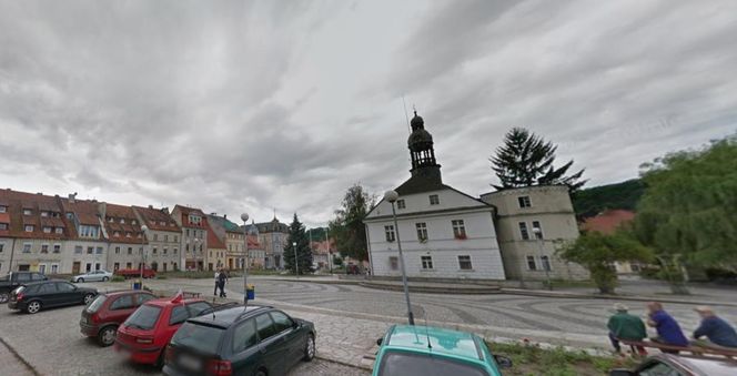 W tym mieście na Dolnym Śląsku mieszka mniej osób niż na wsiach. Leży niedaleko Jeleniej Góry