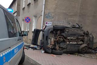 Szokujący wypadek w Zielonej Górze. Rozpędzony samochód rozbił się na kamienicy [WIDEO]