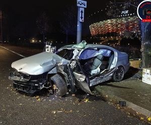 Potworny wypadek w Warszawie. BMW roztrzaskane o drzewo, kierowca zakleszczony