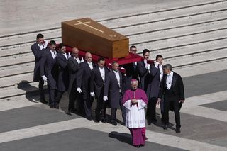 Poruszający gest na pogrzebie papieża Franciszka. Niewiarygodne, kto pojawił się na pogrzebie