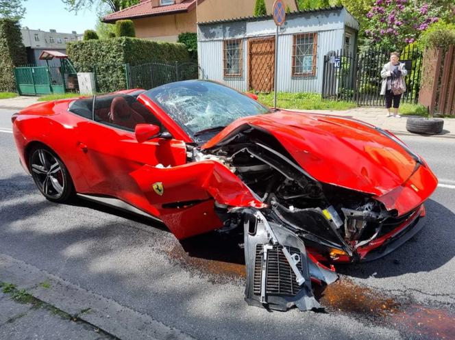 Wypadek ferrari w Piotrkowie Trybunalskim! Superauto rozbite na ul Wyzwolenia [ZDJĘCIA]