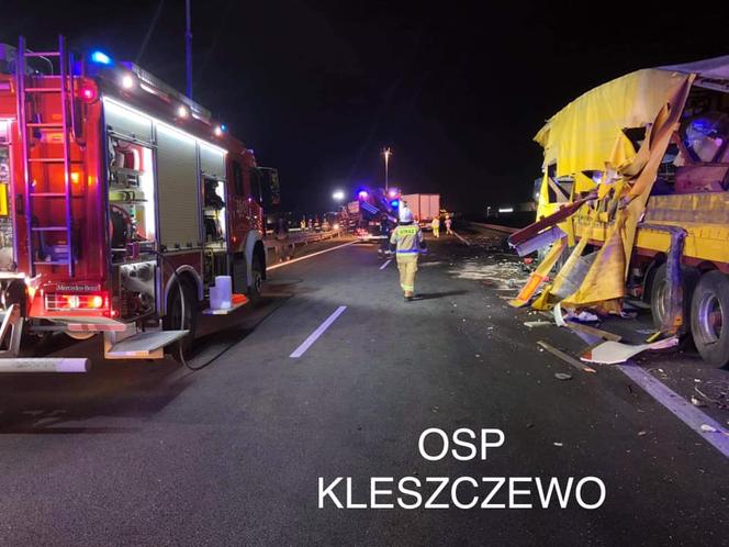 Groźny wypadek dwóch ciężarówek na A2 koło Poznania. Został z nich złom 